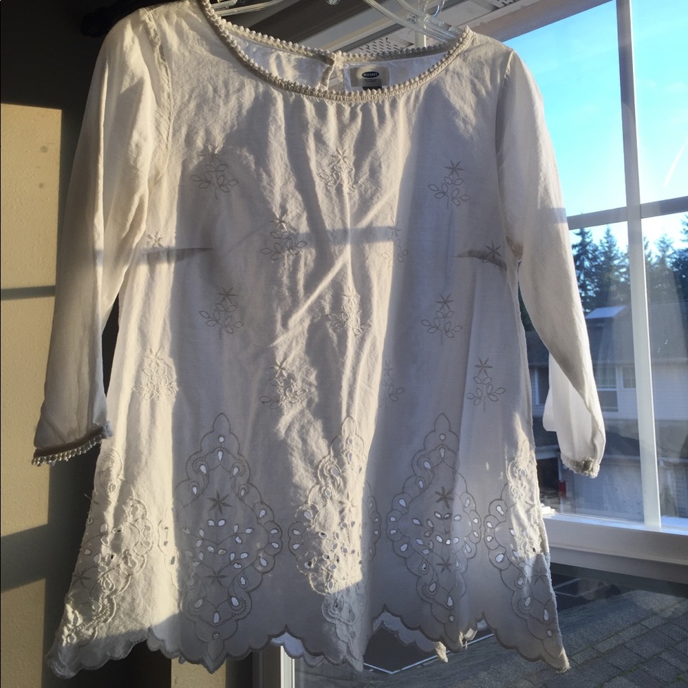 White 3/4 length sleeve eyelet blouse. ✨